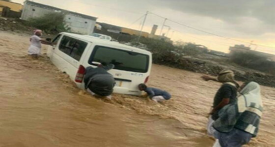 مياه السيول تحاصر 45 طالبة جامعية بـ «وادي الربع»