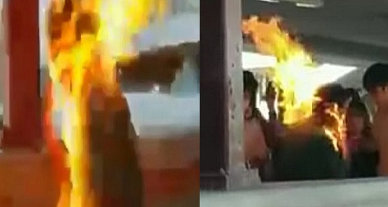 فيديو مروع لحظة إضرام النيران في رجل عارض أصحاب السترات السوداء