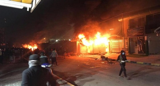 شاهد.. متظاهرون عراقيون يحرقون القنصلية الإيرانية في النجف