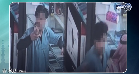 بالفيديو.. لص يسرق جوال من محل للهواتف النقالة في الرياض ويلوذ بالفرار 