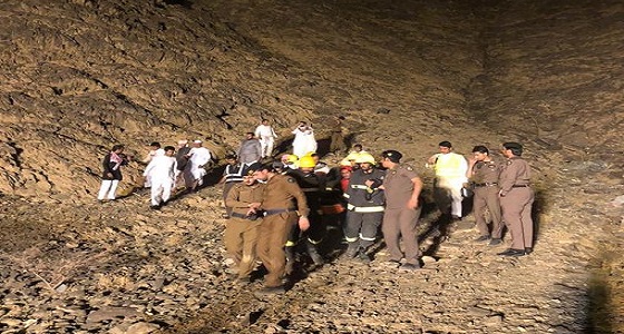 سقوط وإصابة مواطن في منطقة جبلية بمنتزة ابا الرشاش