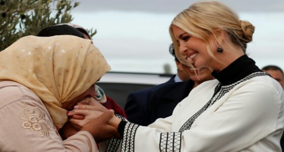 سيدة قروية تقبل «يد» إيفانكا ترامب بـ المغرب