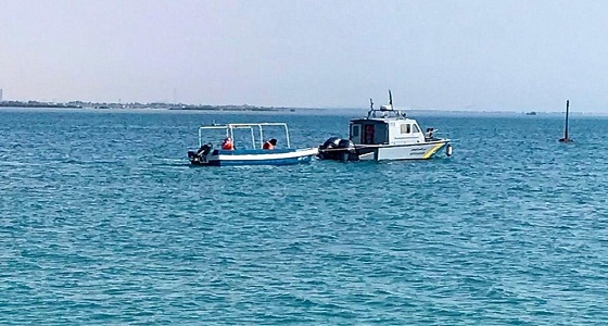 حرس الحدود ينقذ شخصين تعطّل قاربهما في عرض البحر بينبع