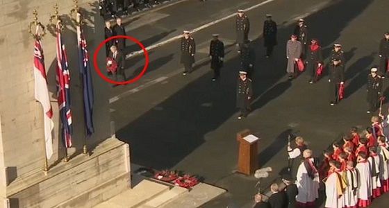 شاهد.. موقف محرج لـ بوريس جونسون أمام الحشود يُحيل وجهه إلى الأحمر