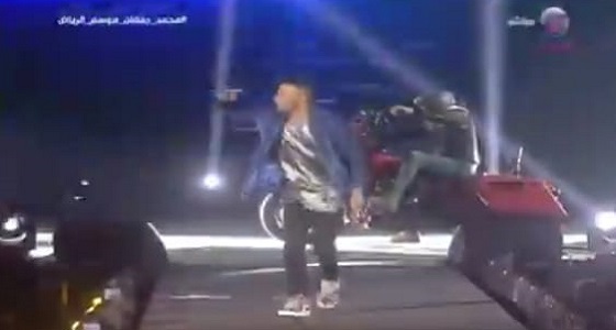 بالفيديو.. محمد رمضان يقع في موقف محرج أثناء حفله الأول بالرياض