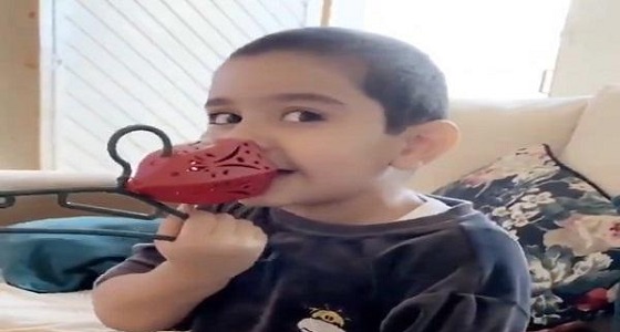 شاهد.. طفل يُقلد تركي آل الشيخ بشكل عفوي