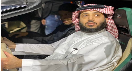 بالصور.. «آل الشيخ» يستعرض سيارة المستقبل في موسم الرياض