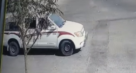 بالفيديو.. لحظة سرقة سيارة من مقبرة بالأحساء