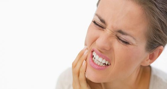 5 حلول منزلية للقضاء على آلم الأسنان الحساسة