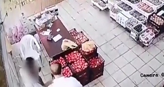 بالفيديو.. مشاجرة بين بائع وأحد الزبائن إثر دعس الأخير الفاكهة بقدمه بعد شرائها 