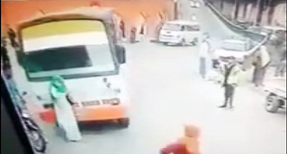 بالفيديو.. حافلة مدرسية تدهس امرأة حامل وتلوذ بالفرار