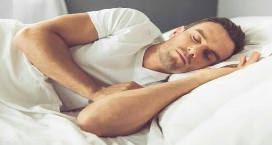 احذر.. النوم على الجانب الأيمن يسبب مخاطر عديدة