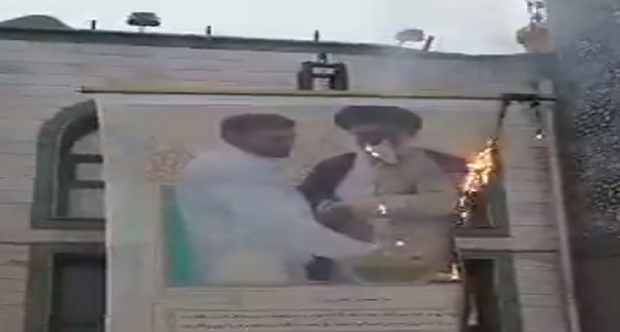 بالفيديو..الإيرانيون يحرقون صورة خامنئي ويهتفون «الموت للديكتاتور»
