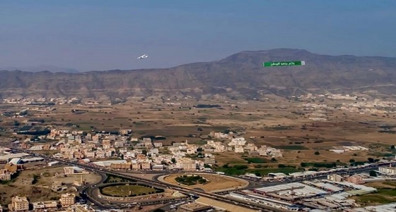 طائرة تتجول في سماء البرك وتبعث رسالة للمواطنين من أمير عسير  