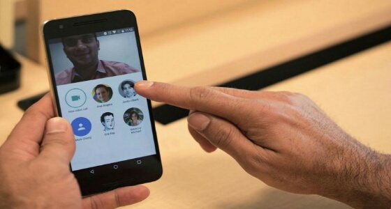جهاز جديد يمكنك من لمس يد الشخص الذي تتحدث معه إلكترونيا
