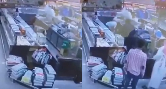 شاهد.. القبض على وافد طعن آخر في مركز تجاري بالدمام