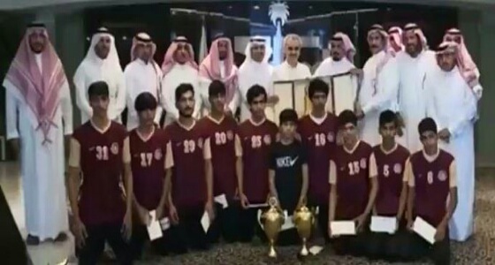 بالفيديو.. الأمير وليد بن طلال يكافئ لاعبي نادي طبرجل ويقدم الدعم لهم