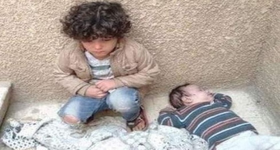 بالصور.. حالة صدمة من إلقاء أب وأم لطفليهما على «السلم»