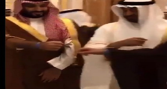 بالفيديو.. ولي العهد يدعم معرض «إكسبو دبي 2020» بارتداءه الشارة