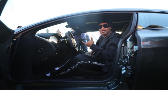 بالفيديو والصور.. النجم البرازيلي رونالدينيو يشتري أول سيارة في معرض الرياض للسيارات