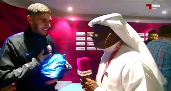 مهزلة.. لاعب منتخب قطر لا يتحدث العربية ويورط مراسل « الكأس » (فيديو)