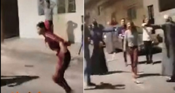 بالفيديو.. مشاجرة بين عائلتين في الأردن والفتيات يشاركن بالعصي والكراسي  