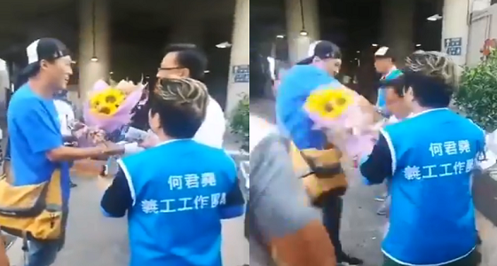 بالفيديو.. شاب يخدع نائب مؤيد لبكين بباقة ورود ليطعنه في صدره