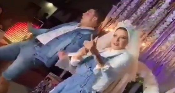 وصلة رقص غريبة من عروسين في حفل زفاف تصدم المدعويين