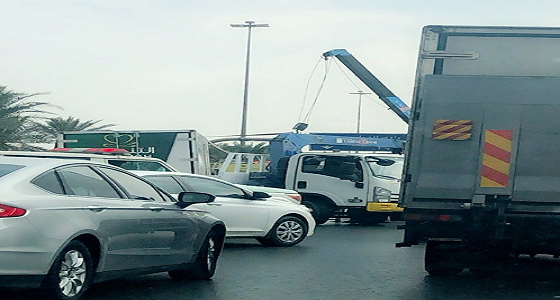 الدفاع المدني والمرور يباشران حادث انقلاب شاحنة «دينا» على الدائري الشرقي