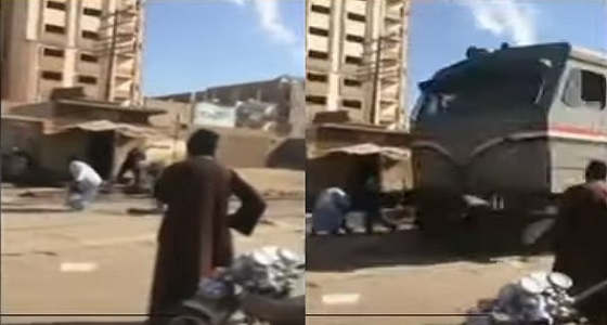 بالفيديو.. لحظة سقوط طفل من والده على القضبان أثناء عبور القطار