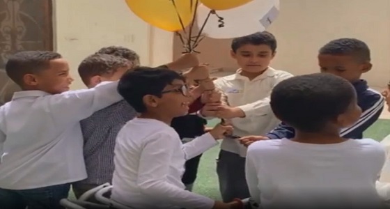 بالفيديو.. طفل يهزم إعاقته بدعم من زملائه