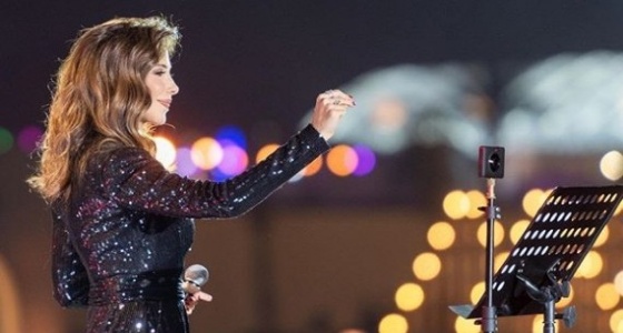 بالصور.. نانسي عجرم تخطف الأنظار بـ «جمبسوت» واسع بموسم الرياض