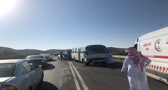 بالصور.. تصادم بين 5 مركبات يتسبب في حالتي وفاة و8 إصابات بالطائف