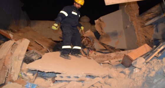 بالصور.. إنقاذ شخص احتجز تحت أنقاض منزل منهار في الرياض