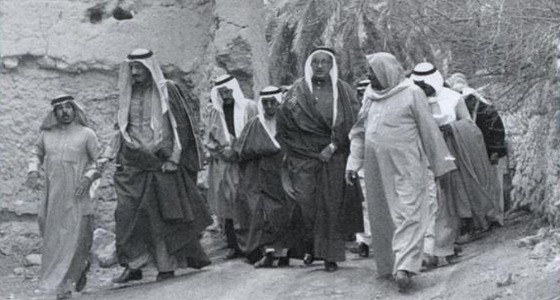 صورة نادرة.. خادم الحرمين أثناء تفقده حي الطريف بالدرعية قبل 4 عقود