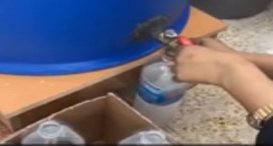 بالفيديو.. القبض على امرأة من الجنسية الافريقية تدير مصنع خمور بالرياض
