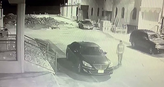 شاهد.. لحظة تكسير سيارات وسرقتها في مخطط الحمدة بالطائف