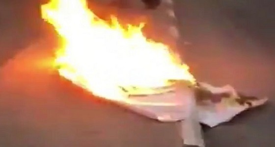 القبض على أشخاص أحرقوا شعار نادٍ رياضي في شارع عام