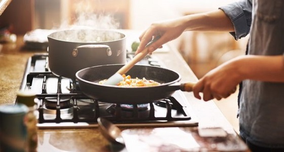 خبراء الصحة يحذرون : الطهي بهذه الأدوات قد يصيبك بالعقم