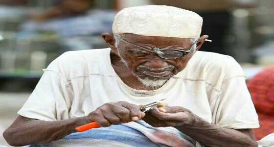 شاخ الجسد وحب العمل أبدي.. «مسن» يبيع السواك رغم ضعف بصره