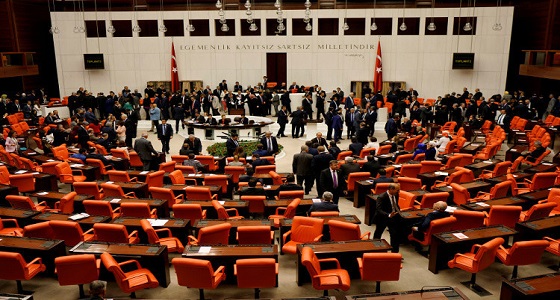 معركة كلامية مثيرة وتهديدات تحت قبة البرلمان التركي بسبب علاقة حزب «أردوغان» بداعش