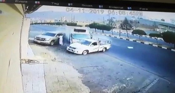 بالفيديو .. نجاة شخص من الموت بأعجوبة في حادث مروري بالبشائر