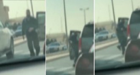 بالفيديو.. لحظة اعتداء مختل عقليا على شاب في طريق عام بالكويت 