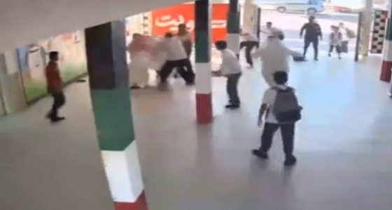 بالفيديو.. ولي أمر وأبناؤه يعتدون على معلم ضربا داخل المدرسة