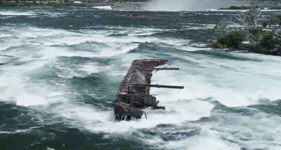 بالفيديو.. شلالات «نياجرا» تشهد حدث تاريخي بسبب سفينة عالقة منذ قرن