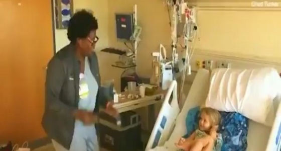  بالفيديو.. ممرضة ترقص بسعادة لترسم الابتسامة على وجه طفلة مصابة بالسرطان
