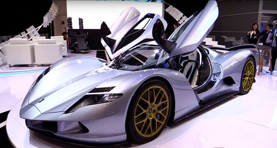 بالفيديو.. «البومة الخارقة» تجتاح معرض دبي الدولي للسيارات