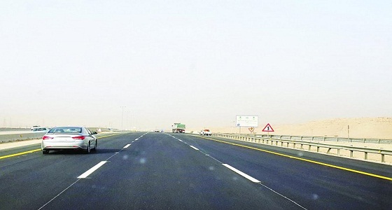 هطول أمطار متفرقة على طريق الطائف – الرياض