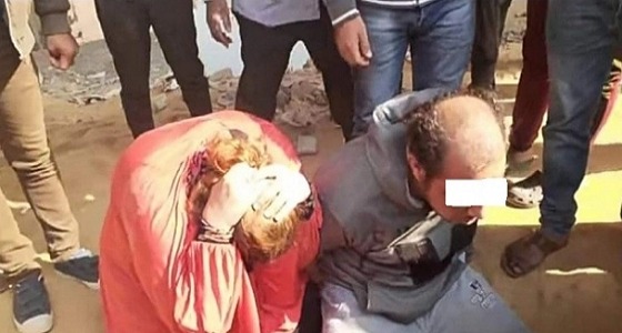 الأهالي يمسكون بشقيقتين قتلتا معالج روحاني لإنهاء علاقة محرمة