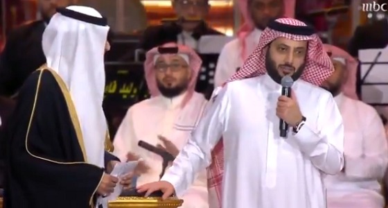 بالفيديو.. تركي آل الشيخ يُكرم الأمير بدر بن عبدالمحسن في ليلة بدر